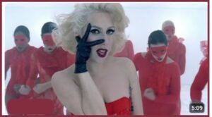 Read more about the article Lady Gaga’s „Mayhem Ball“: Eine triumphale Rückkehr der Pop-Alchimistin