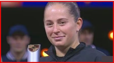 Read more about the article Jeļena Ostapenko: Die Unbezähmbare, die das Tennis aufmischt