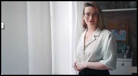 Read more about the article Nina Gummich: Die schauspielerische Verwandlungskünstlerin, die Deutschland bereichert