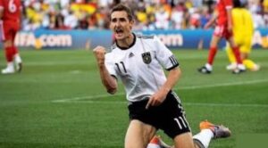 Read more about the article Miroslav Klose: Der stille Vollstrecker, der den Fußball neu definierte