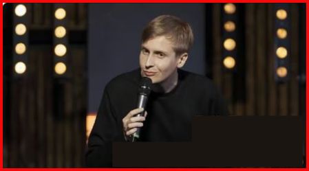 Read more about the article Till Reiners: Wie ein Comedian mit Scharfsinn und Charme Deutschland erobert